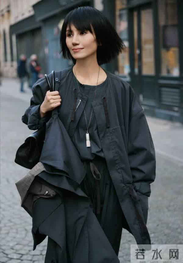 48岁“袁泉”带火了一种新穿搭：肥大外套+宽松裤子，洋气又减龄