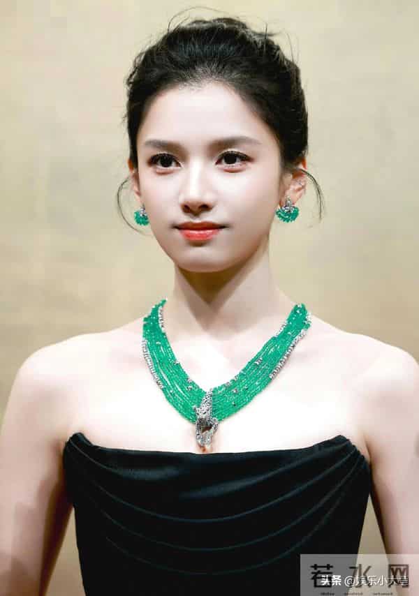 张婧仪今天出席卡地亚高珠展,穿黑色礼服裙佩戴权威祖母绿好美