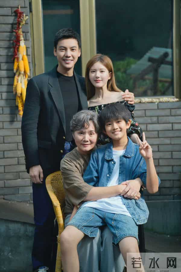 赵露思爆剧红利：穿高定跳热舞，宣布加入新公司，对着粉丝嗷嗷哭