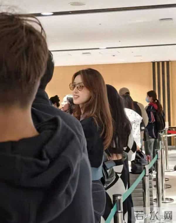 网友日本机场偶遇章泽天！戴眼镜秒变文艺女神，人群中一眼惊艳