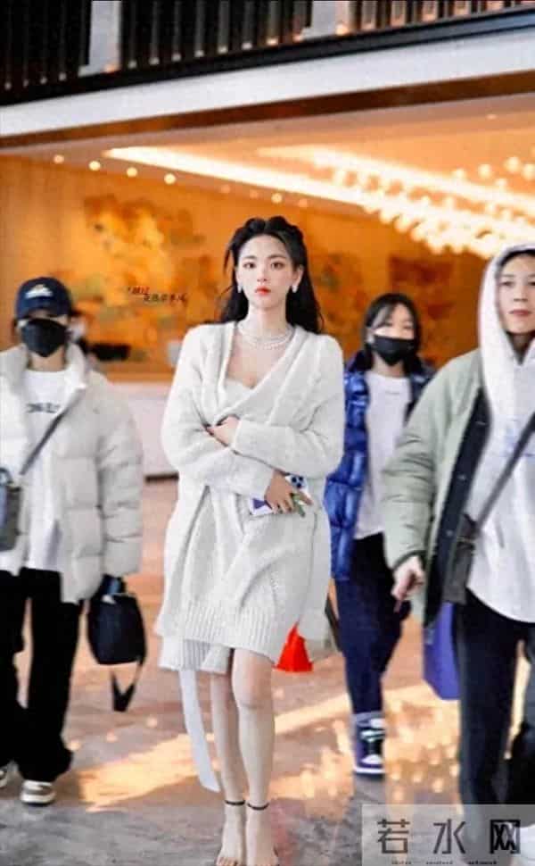 杨超越的脚火了！被赞“内娱最美脚丫”，镜头特写太绝了