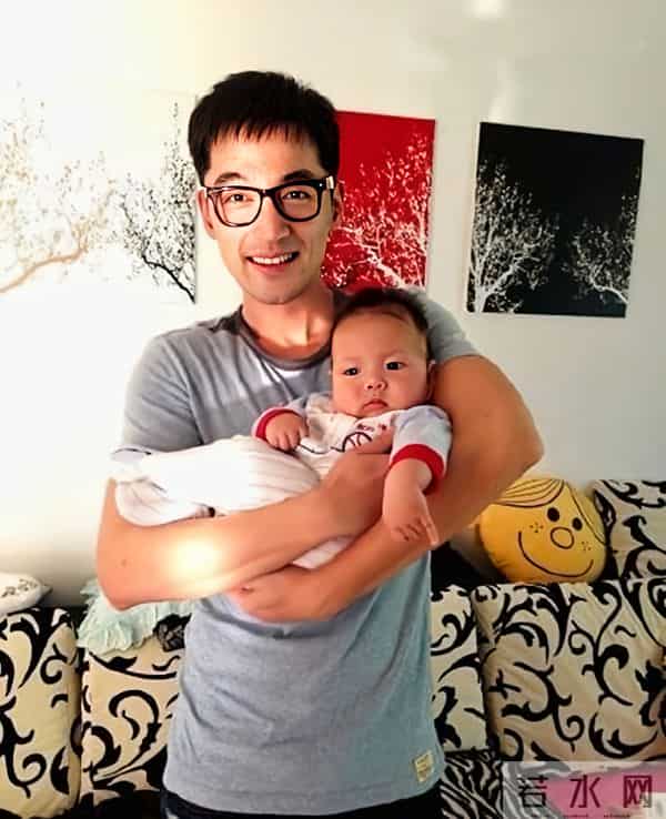 胡歌一家3口现身上海乐高，小茉莉坐推车好可爱，黄曦宁阻止拍照