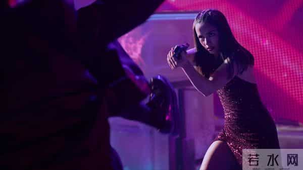 甜酷杀手：安娜·德·阿玛斯的致命诱惑