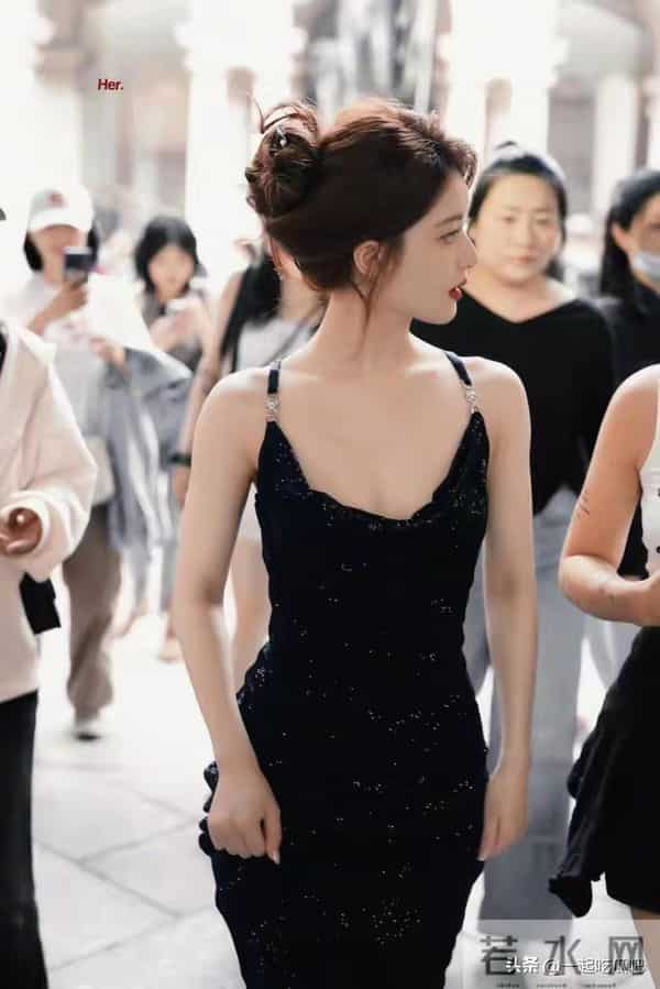 27岁赵露思太丰满，黑色紧身裙都兜不住好身材，难怪直男都喜欢她