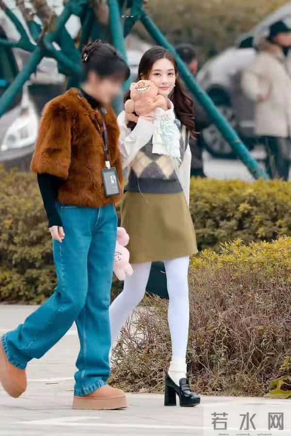 李一桐穿白丝优雅，甜美中透露女人味！