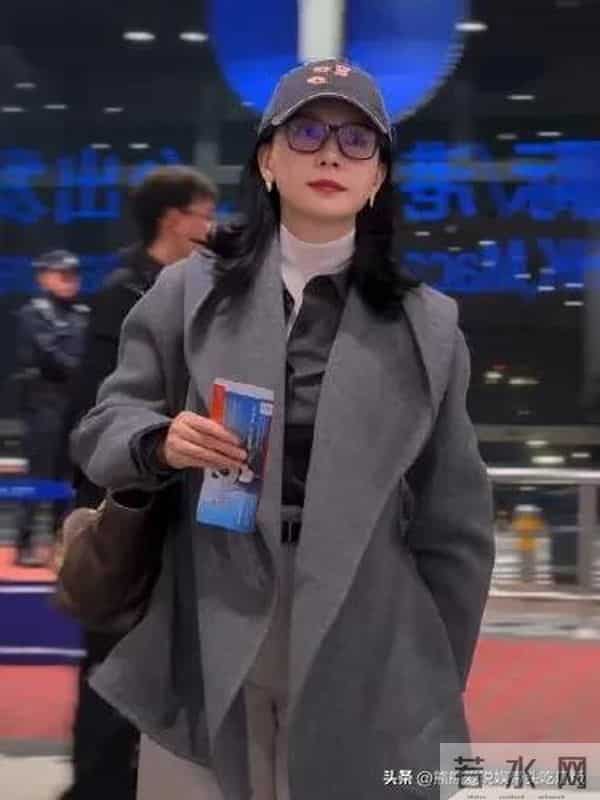 陈数穿出了70后想要的高级感！灰色短大衣+白色阔腿裤，简约洋气