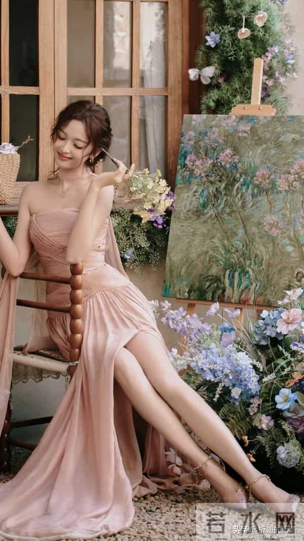 吴宣仪全新穿搭写真：薄纱轻盈，高跟美腿。