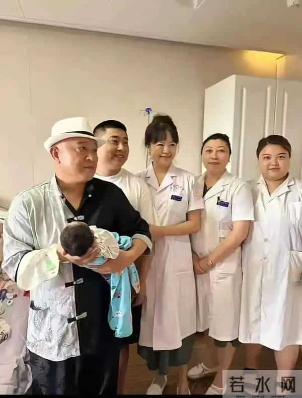 逢思晴与刘程离婚后，做双眼皮变化大，网友称不及以前漂亮了