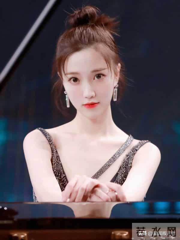 我的天，人间尤物张纯烨吊带水晶裙封神一字肩带，身材好到没话说