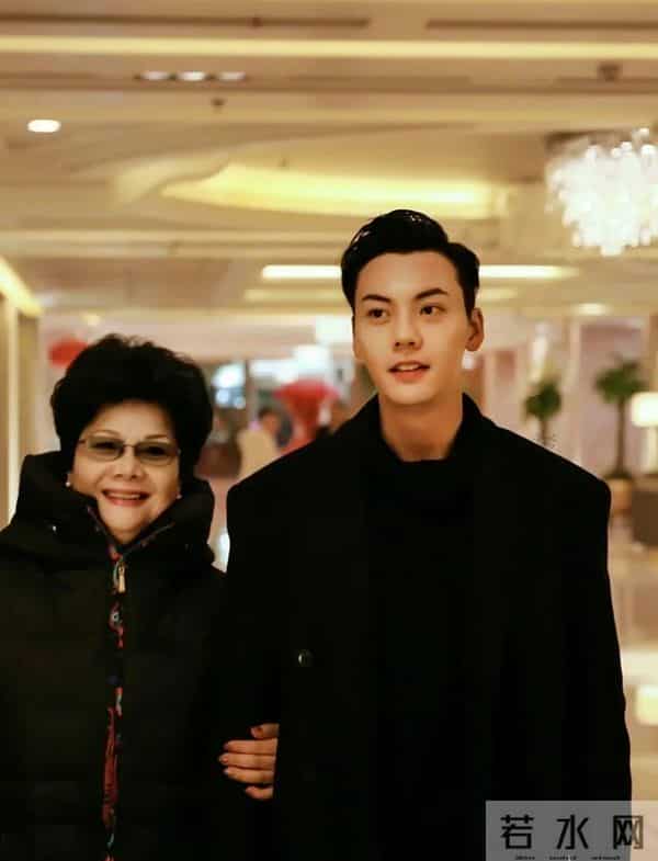 陈伟霆的妈妈就是她 富家小姐热爱养狗面容和善 把三个孩子抚养成人