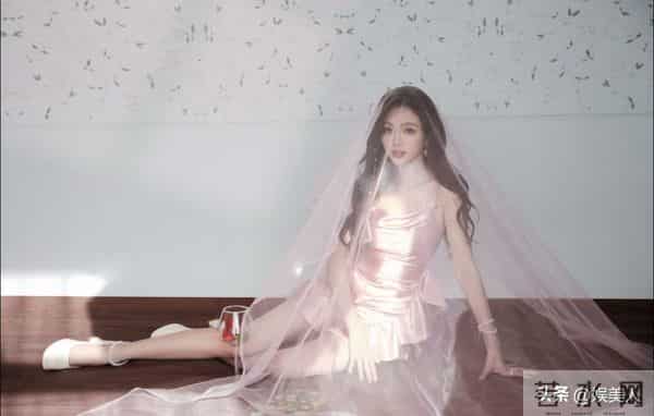 甜美御姐吴宣仪,又甜又酷!