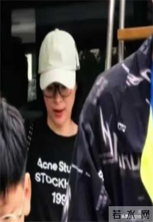 51岁董卿游苏州,打扮清爽和儿子一起,站姿还有主持人仪态