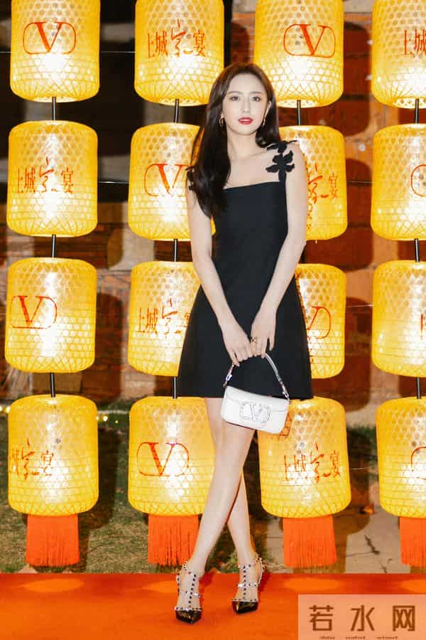 佟丽娅的日常美照，黑裙红唇尽显魅力