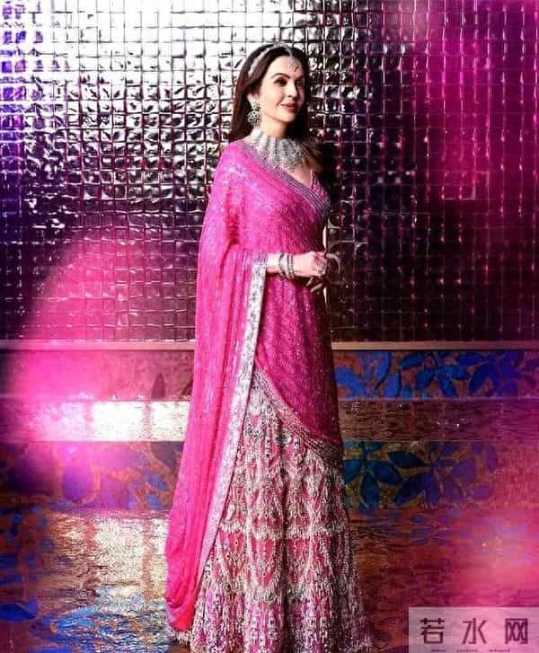 被印度首富太太惊艳了!62岁生日,穿粉色轻盈优雅,青春气息十足