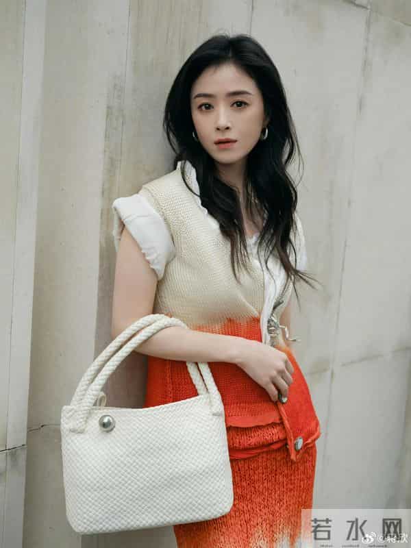 蒋欣的肉色丝袜透明高跟鞋包臀裙真的温柔至极!