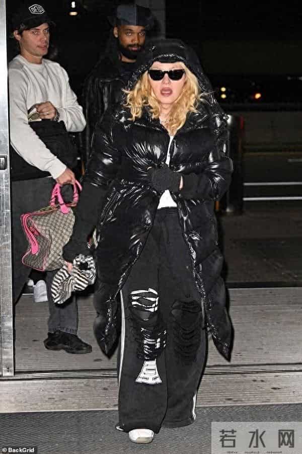 67岁麦当娜新恋情曝光，机场同框炸场，29岁男友成“青春续命符”