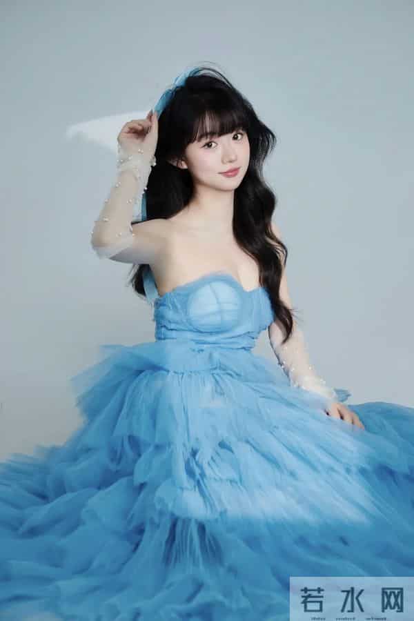 汤音璇｜梦幻蓝裙少女，甜美可爱，举手投足间尽显优雅！