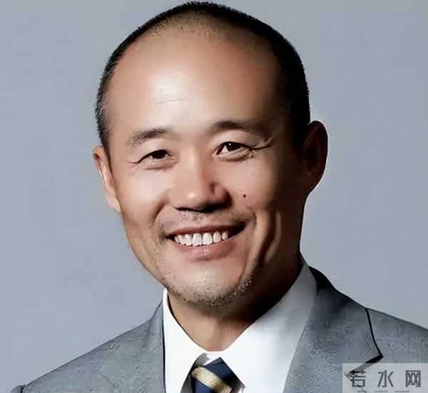 他舍弃亿万资产离弃糟糠之妻，娶30岁女星，如今成人生赢家