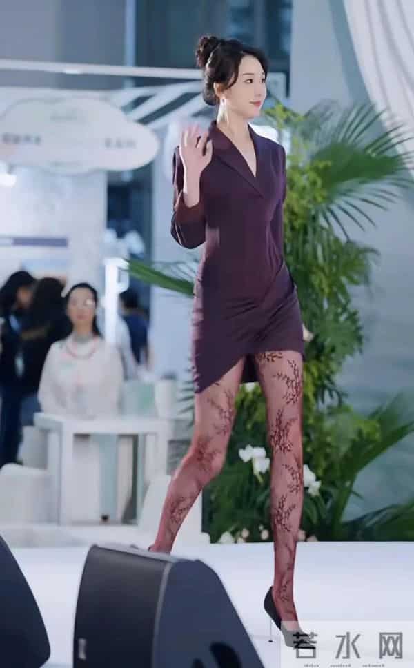 李沅桐亮相国际泉愈博览会 紫包臀裙配红花纹丝袜 韵味十足美腿吸睛