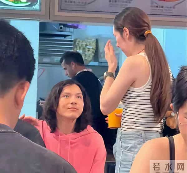 向佐这是爱惨了郭碧婷！新加坡游玩比老婆穿的还粉嫩，眼神粘人。