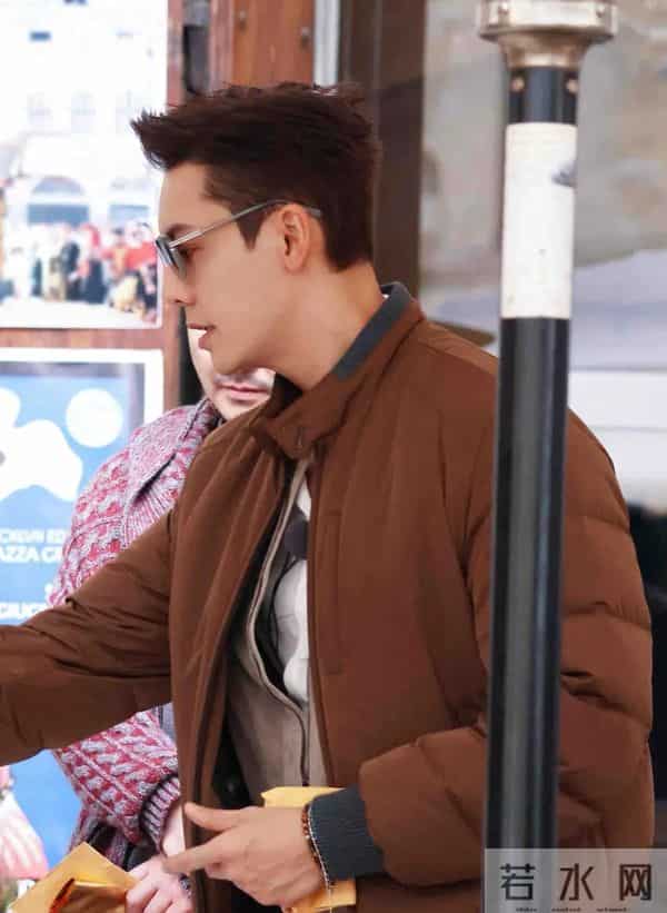 39岁陈伟霆在佛罗伦萨古董市场被偶遇，腰板挺直，年龄越大越帅了