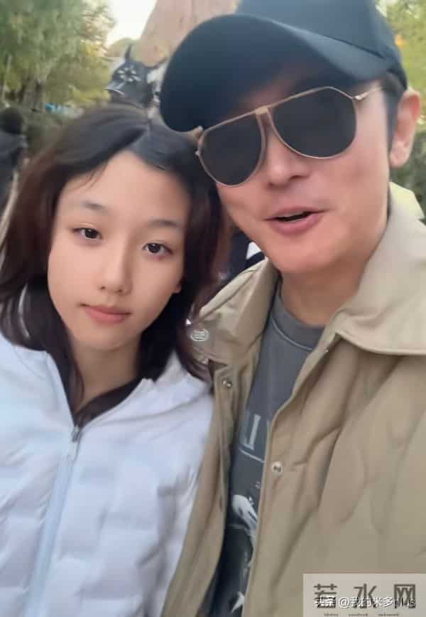 张丹峰一家4口团聚！喊25岁继子张镐濂大宝贝，洪欣久违一脸幸福