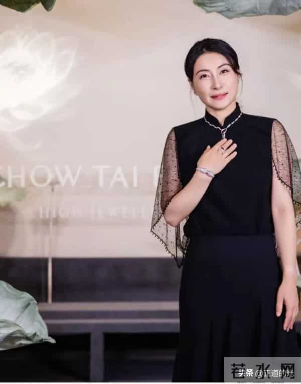 郭晶晶卡地亚活动 黑色礼服包裹严实 简单珠宝装饰贵气逼人 细纹优雅