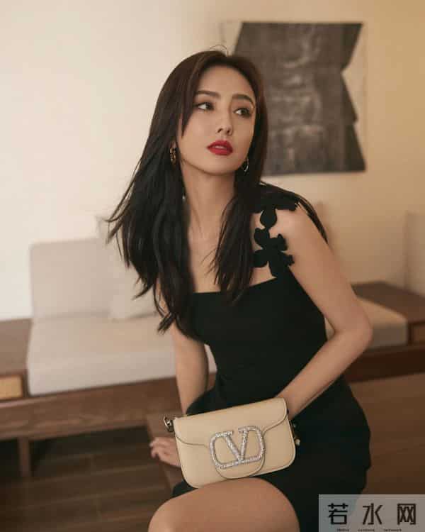 佟丽娅的日常美照，黑裙红唇尽显魅力