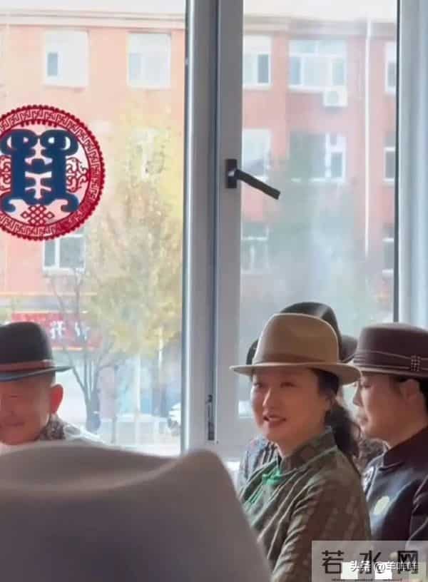 45岁玲花现身外甥婚礼，长胖后更美了，气质妥妥的拿捏了