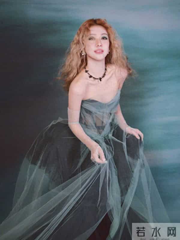 薛凯琪昆山演唱会造型，薄纱抹胸裙穿搭性感迷人