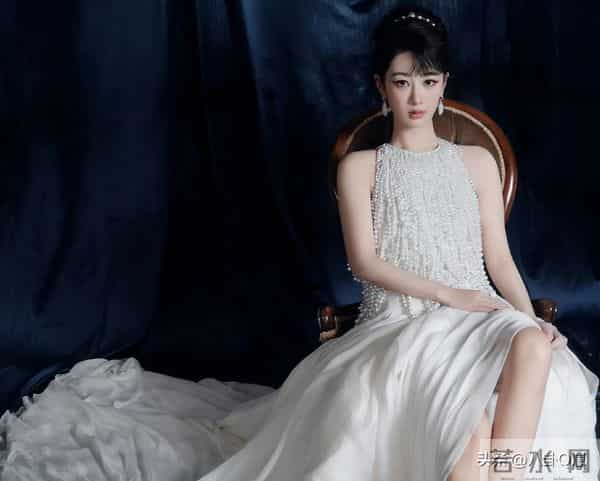 33岁杨紫生日晒全家福,爸妈气质出众亮眼,一家三口太幸福