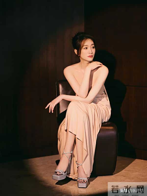 李小冉，高挑的身材，经得起时光洗礼的“冻龄”之美！