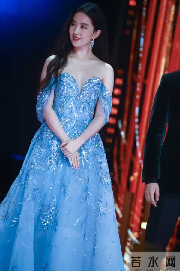 刘亦菲,腾讯视频拾光盛典红毯照,深V露胸礼服,美的发光