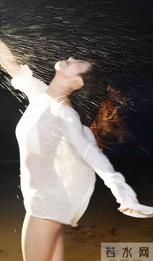 蔡文静沙滩比基尼透视装写真，这也太放的开了