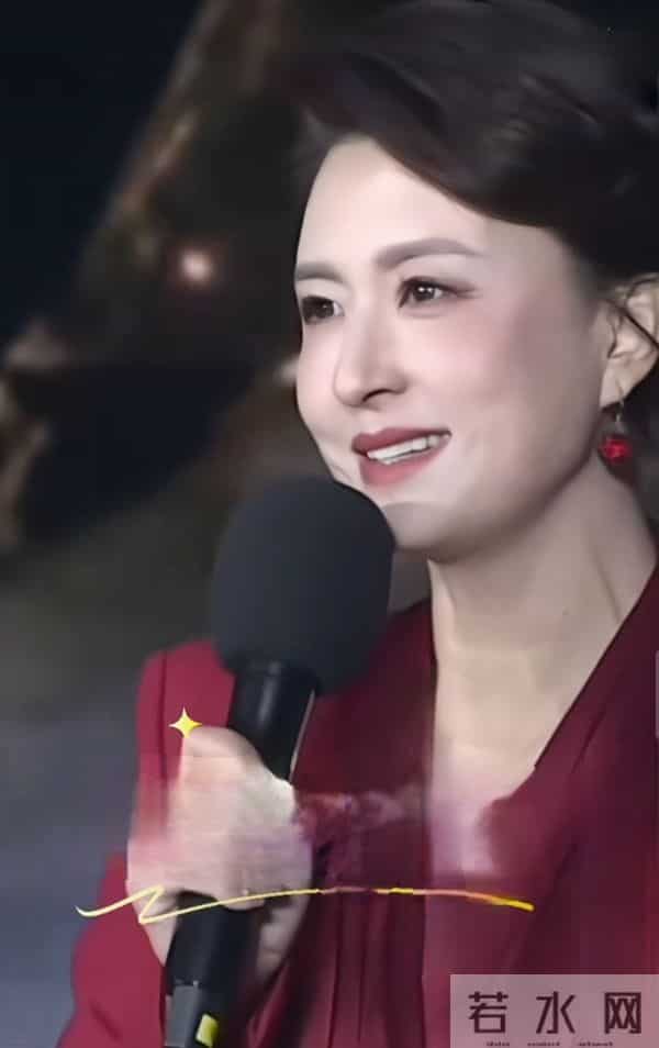 张蕾谈剧本演员重要性，着酒红深V套装，优雅主持尽显专业风采