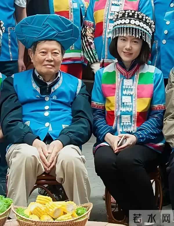 杨振宁与夫人翁帆云南旅游，着少数民族服饰 合影留念，永恒的回忆
