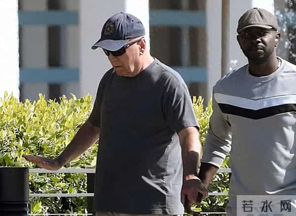 忘记自己是明星，布鲁斯·威利斯患痴呆后罕见露面，牵护理员散步