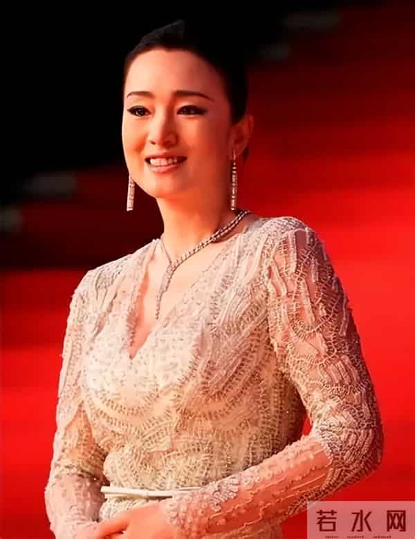 59岁巩俐在北京公园,长了皱纹头发凌乱,喝老酸奶吃糖葫芦接地气