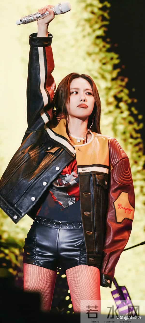 【王霏霏】美腿穿红色小细网丝袜魅力十足 现身贵阳汽水音乐节舞台