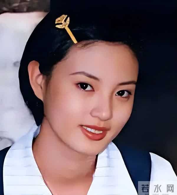 前央视主持人,俩前任去世被嘲“克夫”,生图脸僵的她近况如何了