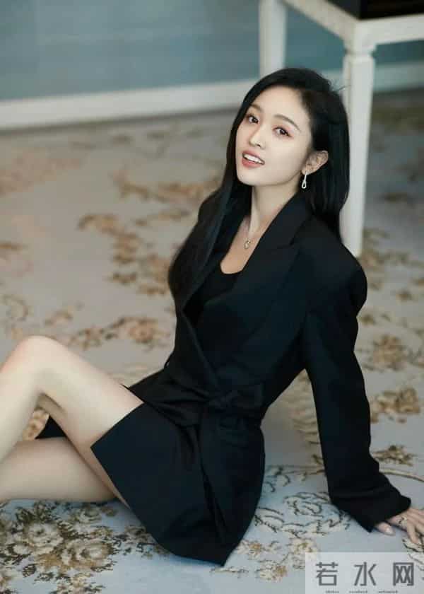 吴宣仪黑西装造型又美又飒