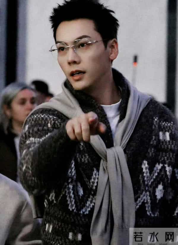 赵露思爆剧红利：穿高定跳热舞，宣布加入新公司，对着粉丝嗷嗷哭