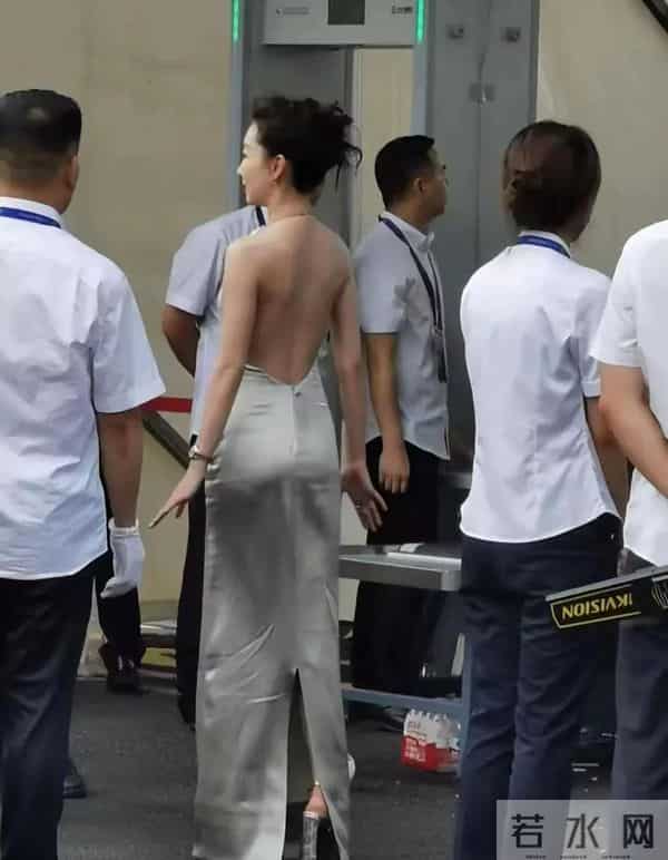 周冬雨出席活动，这身材太差了，选的裙子也好难看，真的一言难尽