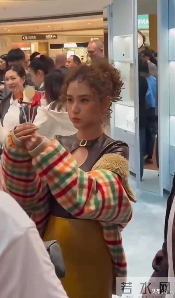 两位真千金罕见同框，何超莲娇小玲珑，小17岁的王诗龄端庄大气