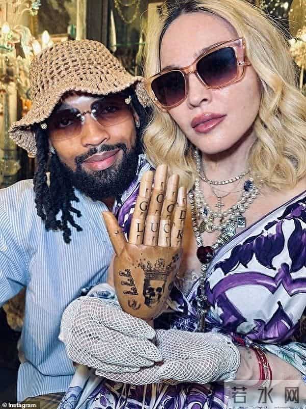 67岁麦当娜新恋情曝光，机场同框炸场，29岁男友成“青春续命符”