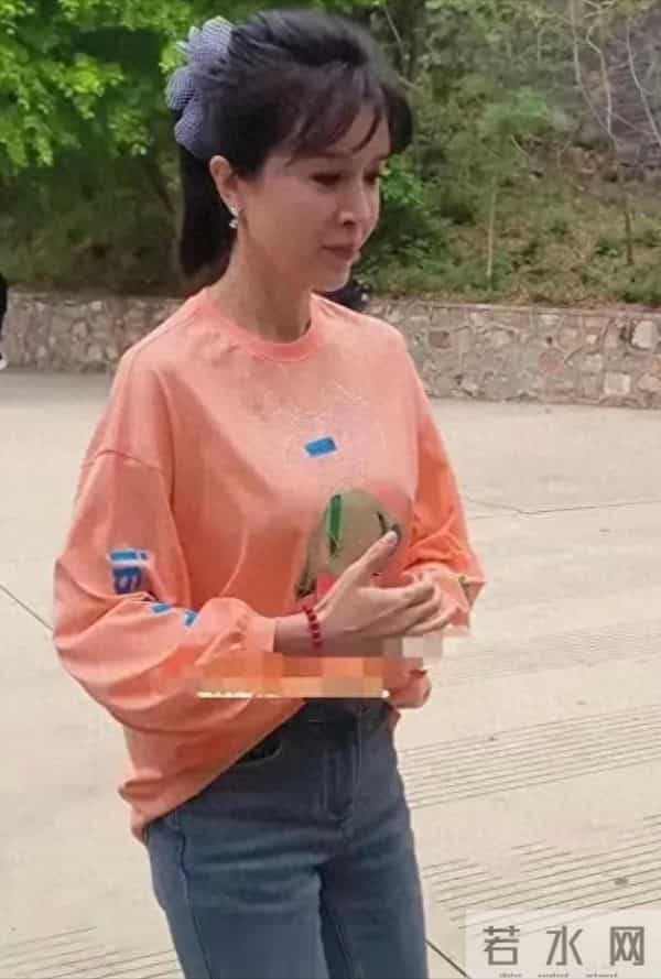 50岁金巧巧被偶遇，网友吐槽：奶奶的脸，孙女的头型，少女的身材