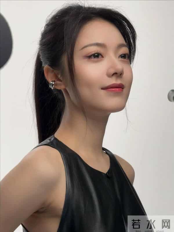 赵今麦长大了!穿油亮黑丝黑裙造型,性感值拉满!