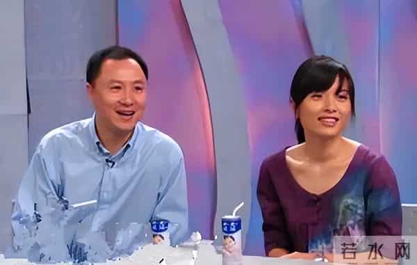 她26岁成双料影后,二婚嫁靳东高龄生下两子,今48岁美得自信从容