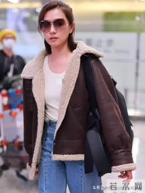 万茜机场私服真时髦!穿深棕皮毛外套+阔腿裤,洋气又高级!