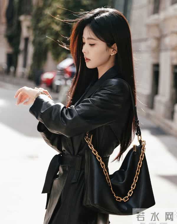 穿黑色皮夹克的白鹿